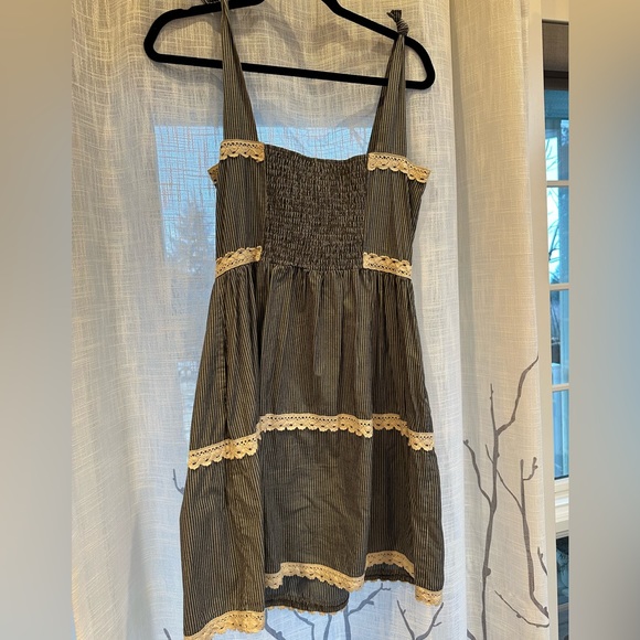 Suzabelle dress women’s medium - Picture 4 of 13